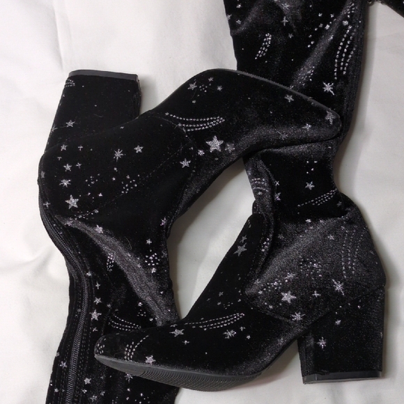 Black Velvet Star-Embellished Women's Block Heel Boots - Picture 3 of 7